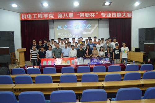 评委和选手合影